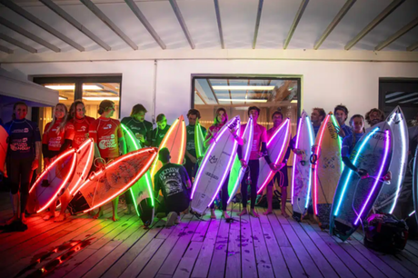 Surf nocturne à Anglet : quand l’océan s’illumine ... - HawaiiSurf