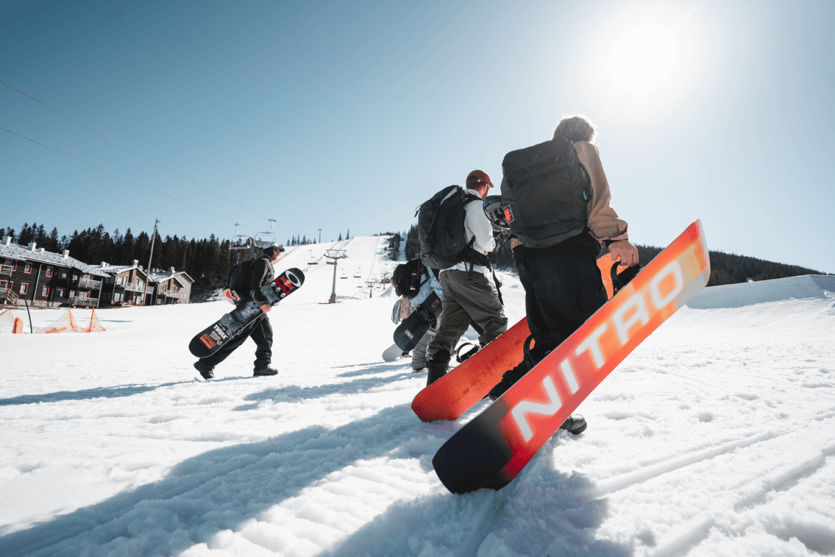 housse snowboard nitro Tracker Wheelie Bag 2026 Unlock a playful freestyle flow across the entire mountain with the Basher Planche Snowboard Nitro Fate -